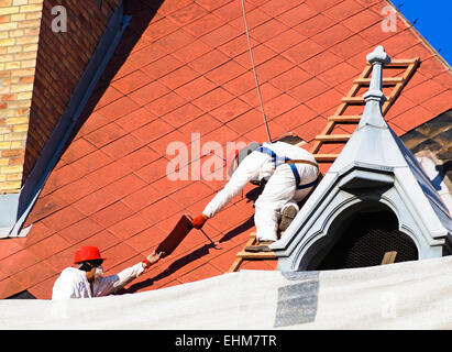 Dachdecker arbeiten auf dem Dach eines Gebäudes Stockfoto