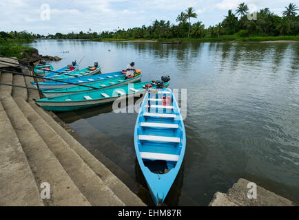 Boote, aufgereiht auf einem Fluss in Fidschi, Menschen dort Ziel zu nehmen. Stockfoto