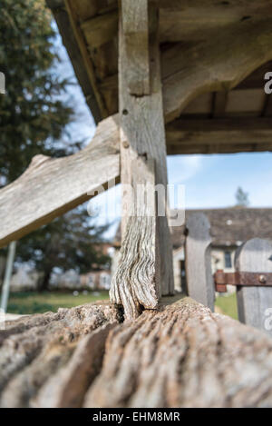 Das Lynch-Tor der Kirche am Wiggonholt.  Es braucht Reparatur zu diesem Zeitpunkt (März 2015) Stockfoto