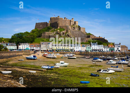 Gorey Hafen und Mont Hochmuts Burg bei Ebbe, Jersey, Kanalinseln, Großbritannien Stockfoto