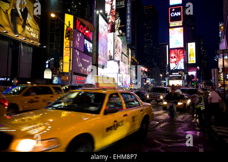 Taxis bewegen über den Times Square bei Nacht, New York, USA Stockfoto