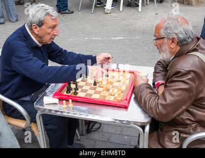 Männer spielen Schach im Parque Santa Catalina, Las Palmas, Gran Canaria, Kanarische Inseln, Spanien Stockfoto