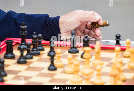 Männer spielen Schach im Parque Santa Catalina, Las Palmas, Gran Canaria, Kanarische Inseln, Spanien Stockfoto