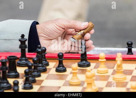 Männer spielen Schach im Parque Santa Catalina, Las Palmas, Gran Canaria, Kanarische Inseln, Spanien Stockfoto