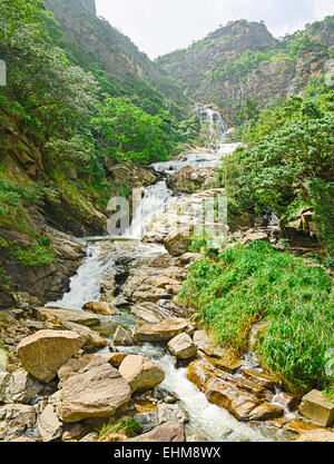 Die Ravana Fälle (Ravana Ella) ist eine beliebte Sehenswürdigkeit in Sri Lanka. Es gilt derzeit als einer der breitesten Wasserfälle Stockfoto