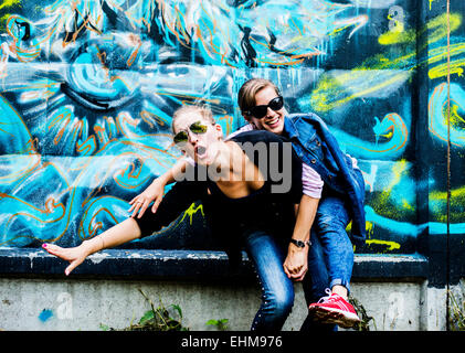 Kaukasischen Frauen posieren in der Nähe von Graffitiwand Stockfoto