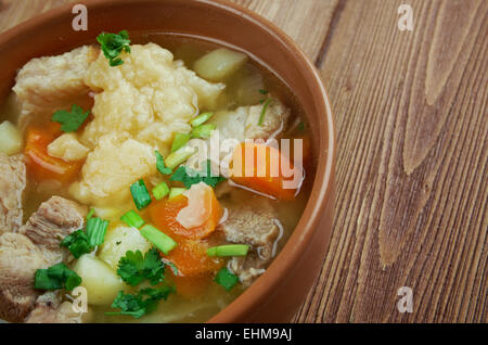 Kottsoppa med Klimp - Fleisch und Gemüsesuppe gegessen in Schweden. Stockfoto