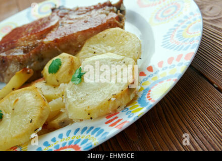 Hausgemachte Schweinefleisch gebacken mit Kartoffel countrylike Lenden Stockfoto