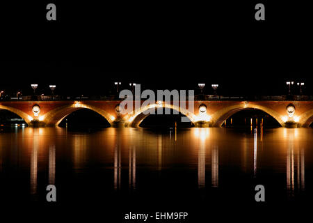 Nachtansicht des Pont de Pierre (steinerne Brücke) (1819 – 1822), Bordeaux, Frankreich Stockfoto