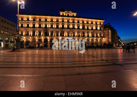 Nachtansicht des Regent Hotel auf dem Platz des Grand Theater von Bordeaux, Aquitanien, Frankreich. Stockfoto