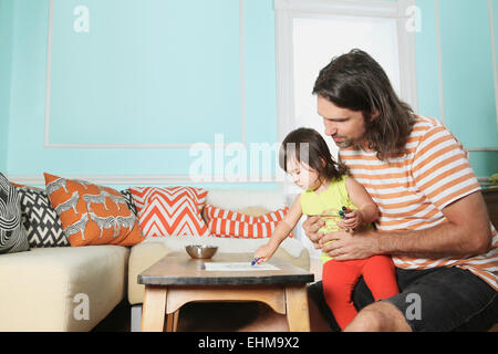 Vater und Tochter spielen im Wohnzimmer Stockfoto