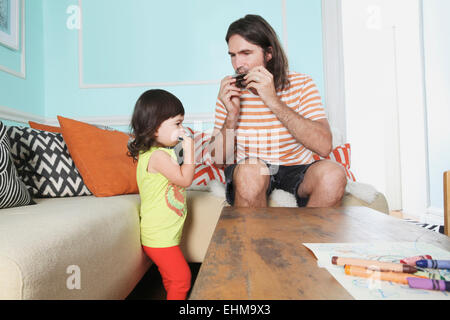 Vater und Tochter spielen im Wohnzimmer Stockfoto