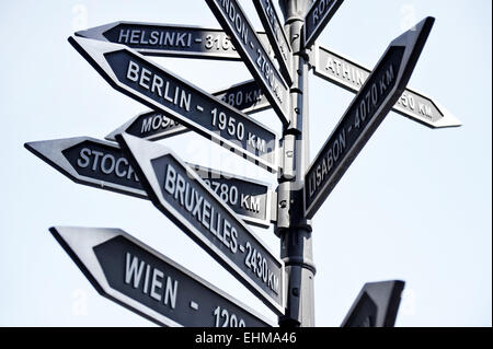 Straße Schild zeigt die Entfernung zum Hauptstädten Europas Stockfoto