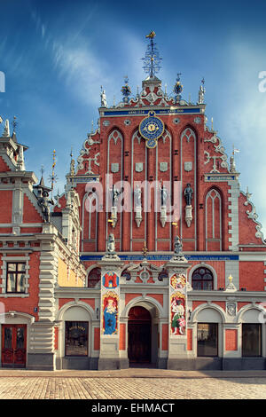 Die Fassade des das Schwarzhäupterhaus mit blauem Himmel an einem klaren Tag in Riga Stockfoto