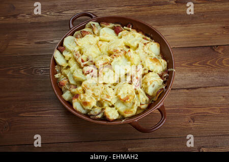 Tartiflette - französisches Gericht aus der Savoie und Haute Savoie Region. mit Kartoffeln, Reblochon Käse, Speck und Zwiebeln gemacht. Stockfoto