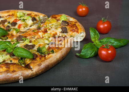Frische würzige italienische Pizza mit Rindfleisch, Käse und Brokkoli Stockfoto