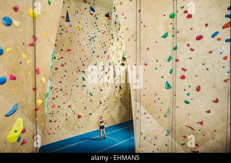 Kaukasische Frau Prüfung indoor Felswand Stockfoto