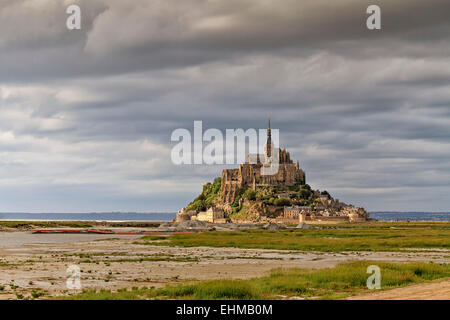 Le Mont Saint-Michel mit der Benediktiner-Abtei auf der felsigen Insel des Mont Saint-Michel im Abendlicht Stockfoto