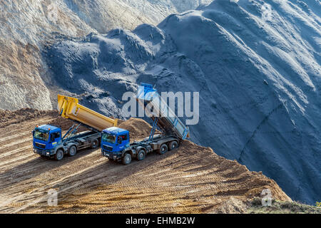 Zwei Kipper-LKW stehen am Rande der Tagebau Grube, versuchen, ein Loch, Grevenbroich, North Rhine-Westphalia füllen Stockfoto