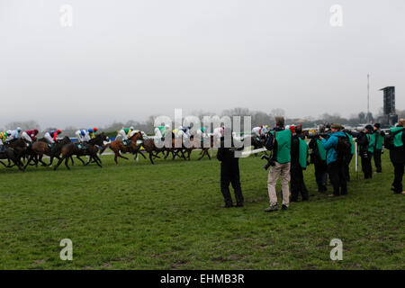 13.03.2015 - Cheltenham; Impressionen: Fotografen fotografieren aus dem Rennen. Mehr als 120 Fotografen bedeckt das Festival. Bildnachweis: Lajos-Eric Balogh/turfstock.com Stockfoto