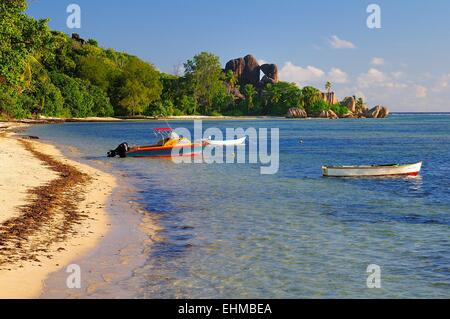 Boote im seichten Wasser am Strand Anse la Réunion, La Digue, Seychellen Stockfoto