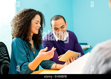 Geschäftsleute, die mit digital-Tablette im Büro treffen Stockfoto