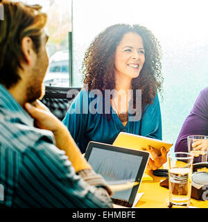 Geschäftsleute, die mit digitalen Tabletten im Büro treffen Stockfoto