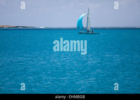 Segelboot in der nonsuch Bay, Green Island, Antigua, Antigua und Barbuda Stockfoto