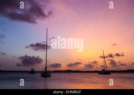 Sonnenuntergang und Segelboote in der nonsuch Bay, Green Island, Antigua, Antigua und Barbuda Stockfoto