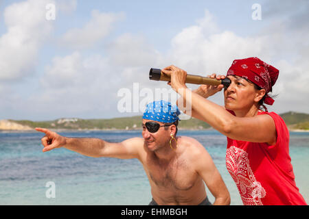 Mann und Frau verkleidet als Fluch der Karibik, Nonsuch Bay, Green Island, Antigua, Antigua und Barbuda Stockfoto