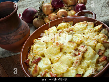 Tartiflette - französisches Gericht aus der Savoie und Haute Savoie Region. mit Kartoffeln, Reblochon Käse, Speck und Zwiebeln gemacht. Stockfoto