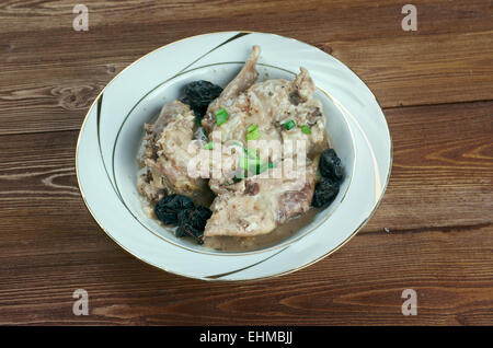 Lapin la Tournaisienne - Kaninchen in einer dunklen Sauce. Belgische Küche Stockfoto