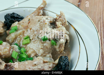 Lapin la Tournaisienne - Kaninchen in einer dunklen Sauce. Belgische Küche Stockfoto