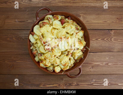 Tartiflette - französisches Gericht aus der Savoie und Haute Savoie Region. mit Kartoffeln, Reblochon Käse, Speck und Zwiebeln gemacht. Stockfoto