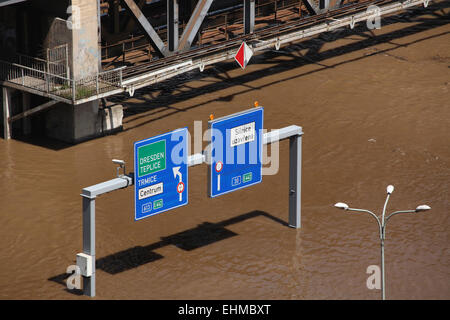 Verkehrszeichen auf einer Autobahn von der Elbe in Usti Nad Labem, Nord-Böhmen, Tschechische Republik, am 5. Juni 2013 überflutet. Stockfoto