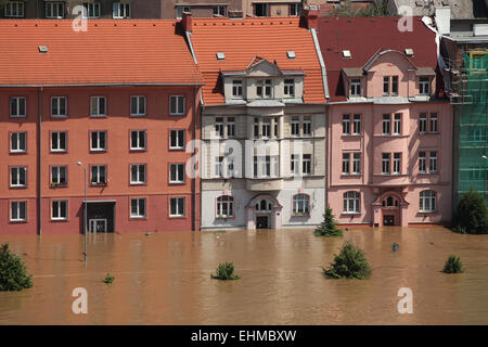 Wohnung Gebäude mit der geschwollenen Elbe in Usti Nad Labem, Nord-Böhmen, Tschechische Republik, am 5. Juni 2013 geflutet. Stockfoto