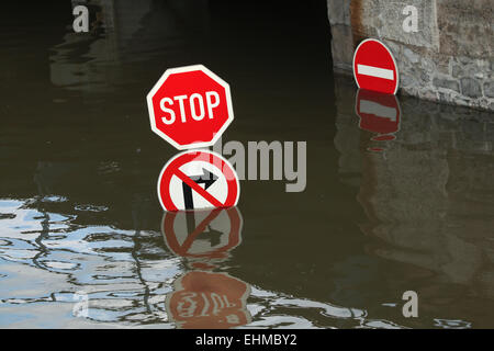 Verkehrszeichen, die von der Elbe in Usti Nad Labem, Nord-Böhmen, Tschechische Republik, am 5. Juni 2013 überflutet. Stockfoto