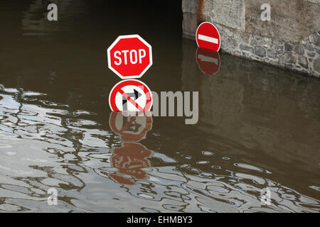 Verkehrszeichen, die von der Elbe in Usti Nad Labem, Nord-Böhmen, Tschechische Republik, am 5. Juni 2013 überflutet. Stockfoto