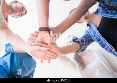 Nahaufnahme von Teenagern, die Hände im Huddle stapeln Stockfoto