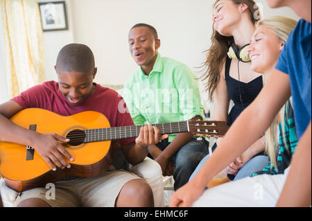 Teenager, die Gitarre auf party Stockfoto