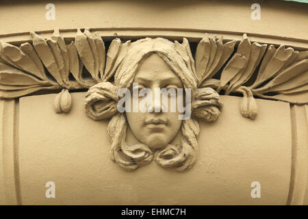 Jugendstil-Maskaron an einem Gebäude in Palackého Straße in Hradec Kralove, Tschechische Republik. Stockfoto