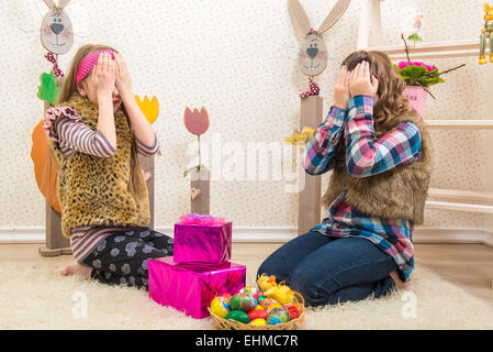 Ostern - zwei Schwestern Freundin überrascht Ostergeschenk Stockfoto