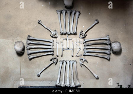 Christogramm IHS hergestellt aus menschlichen Knochen und Schädel in Sedlec Ossuary in der Nähe von Kutna Hora, Tschechien. Stockfoto