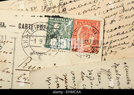 Königin Victoria Briefmarken, Australien, Queensland. Einen Penny roten Stempel (1897-1911) und einen halben Penny grünen Stempel. Stockfoto