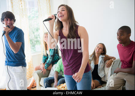 Jugendliche singen Karaoke Party Stockfoto