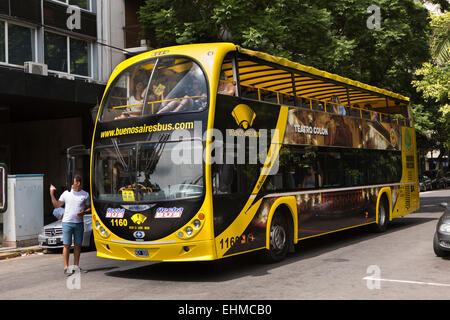 Argentinien, Buenos Aires, Recoleta, Av, Presidente Manuel Quintana, gelbe Touristenbus Stockfoto