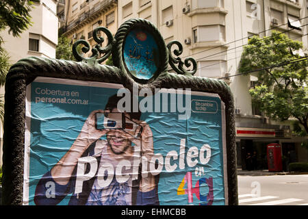 Argentinien, Buenos Aires, Recoleta, Av, Presidente Manuel Quintana, Werbeplakat und rote Telefonzelle Stockfoto