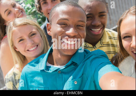 Jugendliche nehmen Selfie zusammen im freien Stockfoto