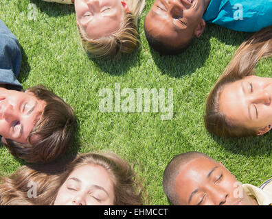 Vogelperspektive Blick auf Jugendliche schlafen auf Rasen Stockfoto