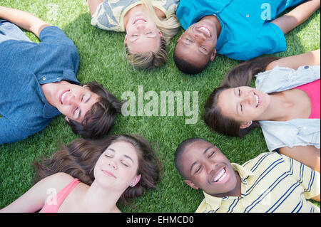 Erhöhte Ansicht von Teenagern, die Verlegung auf Rasen Stockfoto